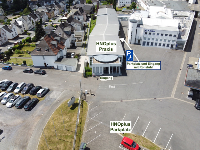 Luftbild Parkplatz und Praxis